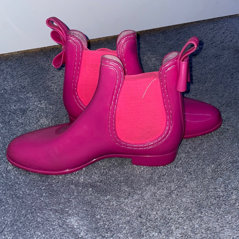 Selling rain boots they are pink size is a 8